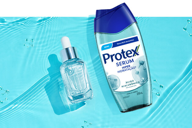 Mulher hidratando a pele