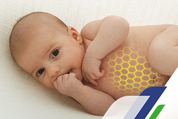 Mamãe e papai ao redor do filho recém nascido colocando em prática as dicas de como hidratar a pele do bebê