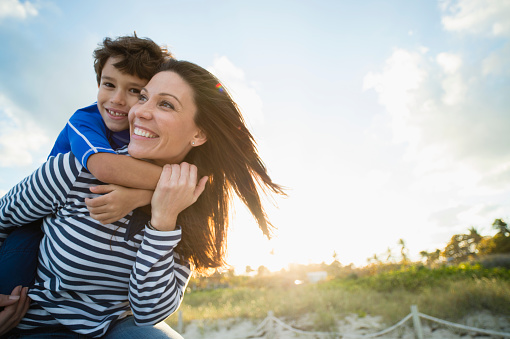 Mãe e filho com a pele radiante e protegida após usar um sabonete com prebiótico na sua formulação.