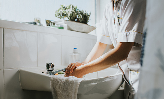 essoa lavando a mão na pia para eliminar microorganismos patogênicos, que são bactérias prejudiciais