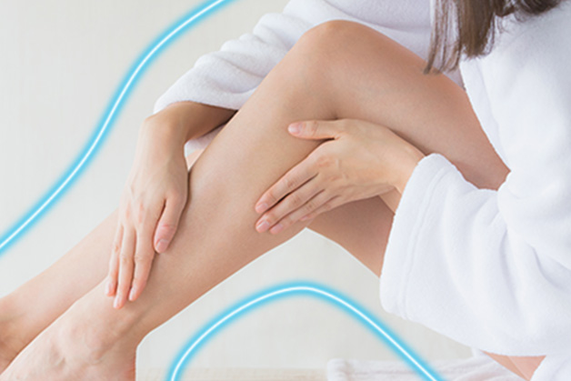 Mulher hidratando a pele com Protex serum