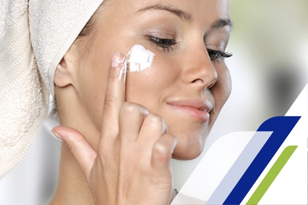 Mulher testando tipos de hidratante.