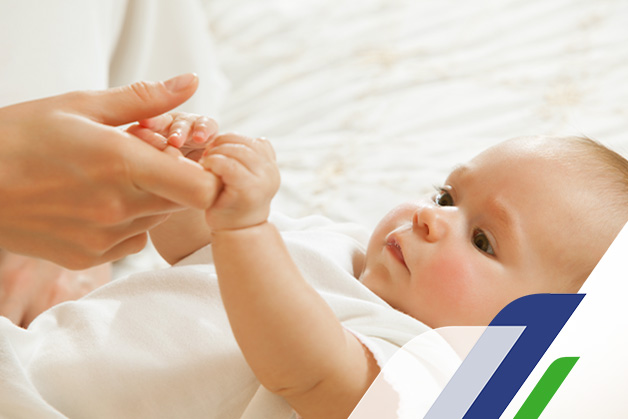 Bebê pegando a mão de sua mãe 