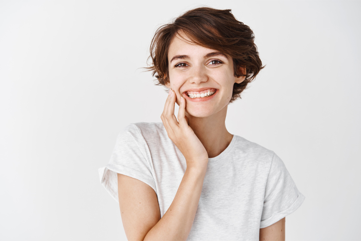 Mulher feliz e com a pele bonita porque está usando retinol 