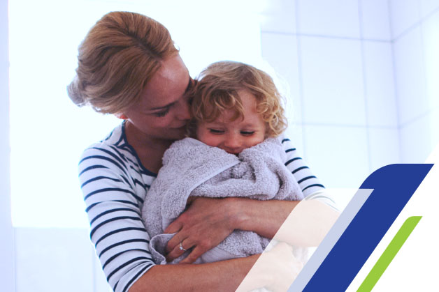 Mãe abraçada com o seu filho que acabou de tomar banho com sabonete infantil