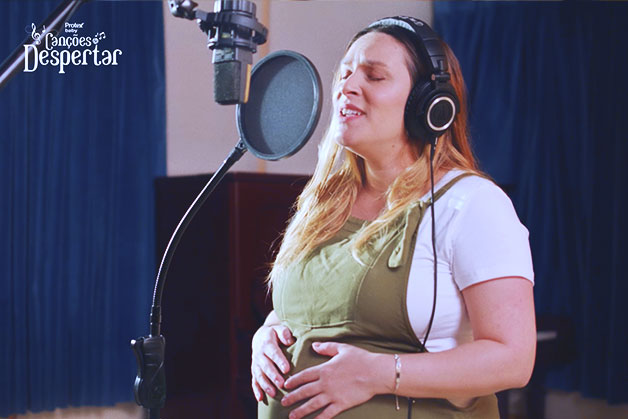 Foto da mamãe cantora Luiza Caspary cantando a canção de ninar Tempinho para si