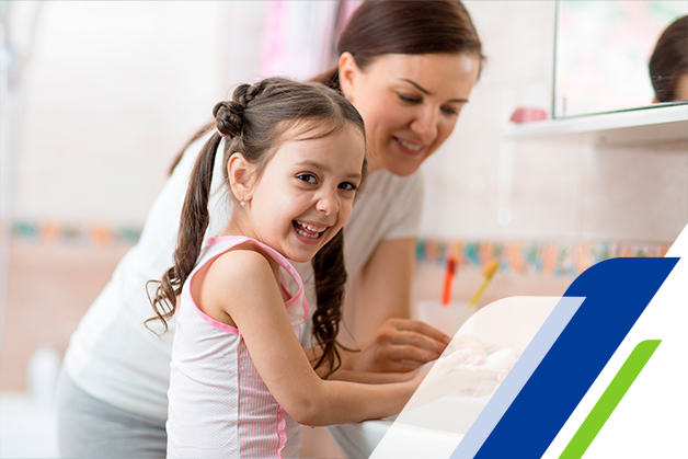 Mãe e filha felizes lavando as mãos com sabonete e espuma